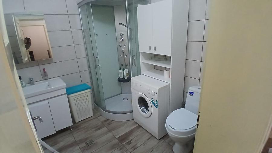 Apartament cu 4 camere semidecomandat în Vest