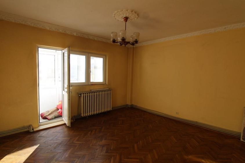 Apartament cu 4 camere decomandat în Central