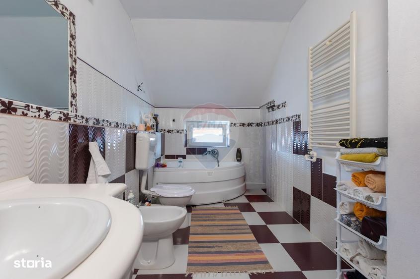 Casă cu 4 camere cu Teren 230 Mp în Măgura