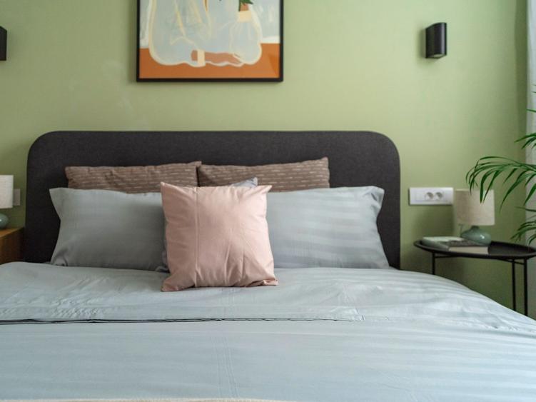 Apartament cu 3 camere semidecomandat, mobilat în