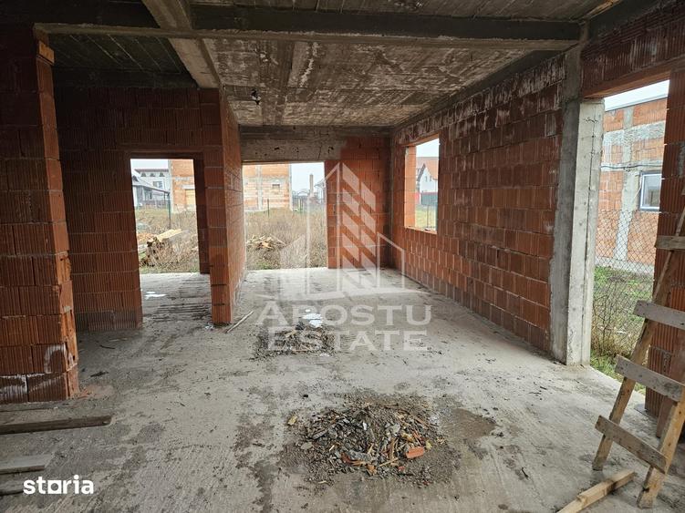 Casă cu 8 camere cu Teren 681 Mp în Central