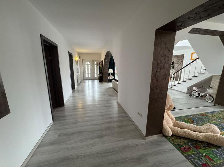Casă individuală cu 9 camere cu Canalizare în Periș