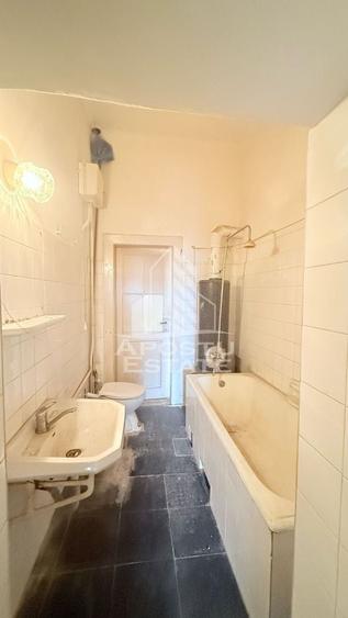 Apartament cu 3 camere semidecomandat în P-ța Maria