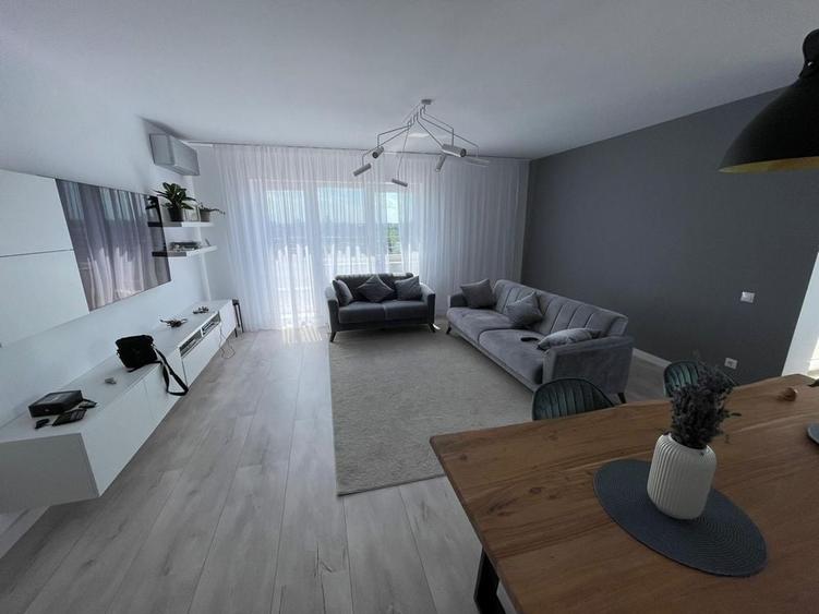 Apartament cu 4 camere decomandat în Lacul Tei