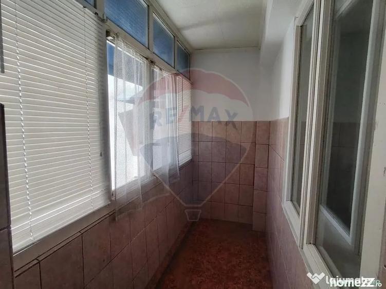 Apartament cu 3 camere decomandat în Sud
