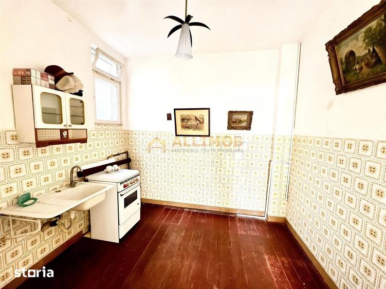 Casă cu 4 camere semidecomandat cu Teren 274 Mp în Ana Ipătescu