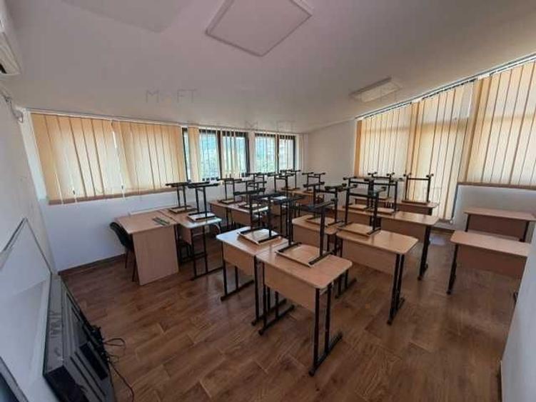 Casă individuală cu 13 camere cu Canalizare în Victoriei