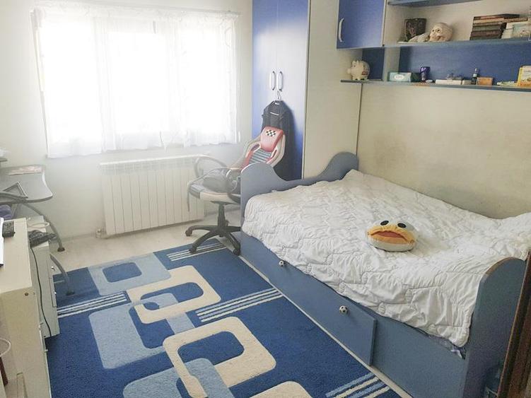 Apartament cu 3 camere decomandat, mobilat în Apollo