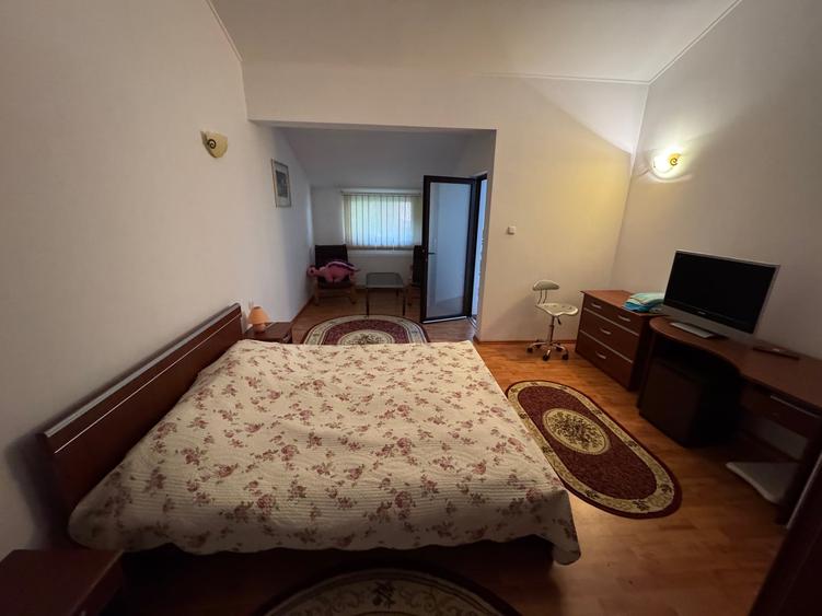 Casă individuală cu 8 camere cu Canalizare în Central