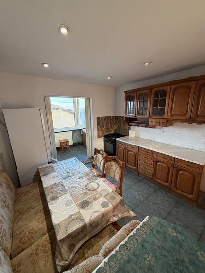 Apartament cu 3 camere decomandat în Girocului