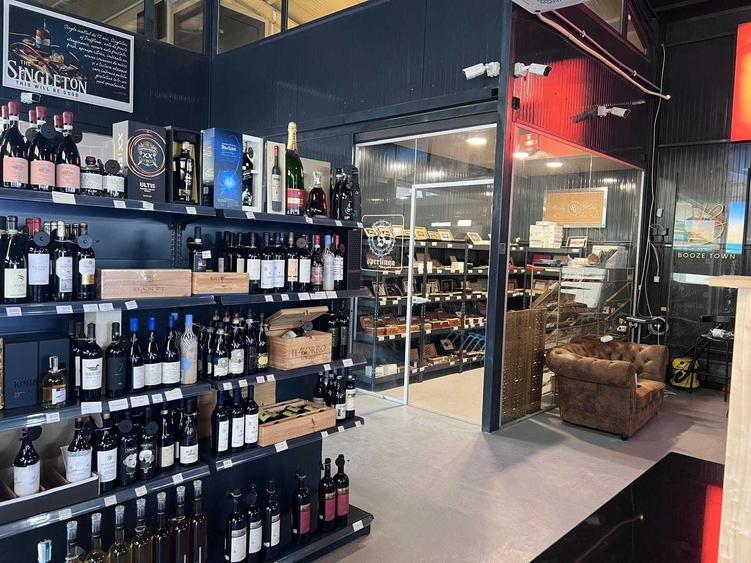 Spațiu comercial, de 516 mp, în Săbăreni