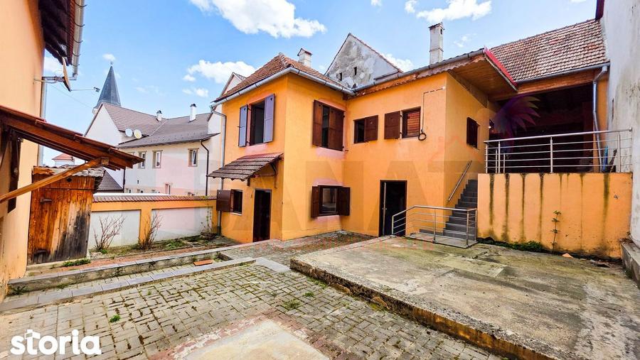 Casă cu 10 camere cu Teren 443 Mp în Poiana Sibiului