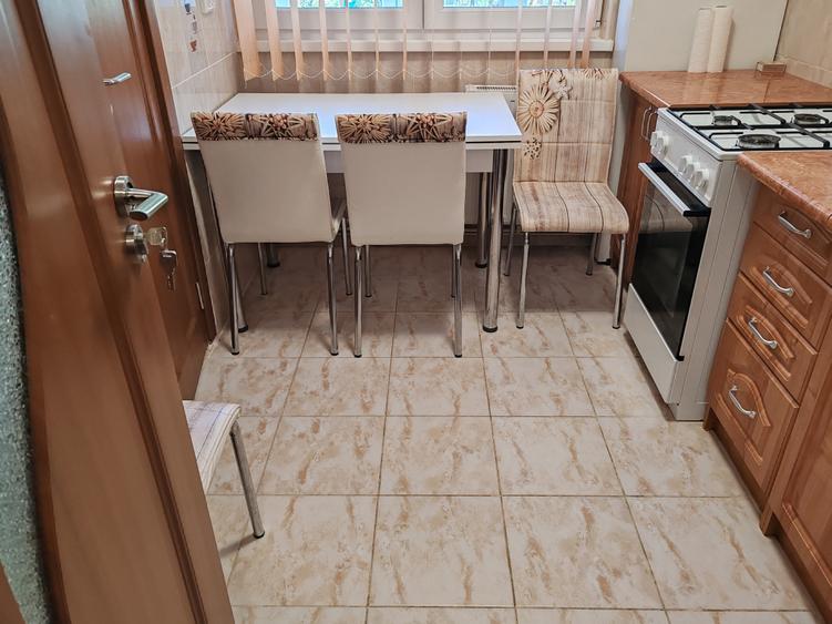 Apartament cu 3 camere semidecomandat, mobilat în Centrul Civic