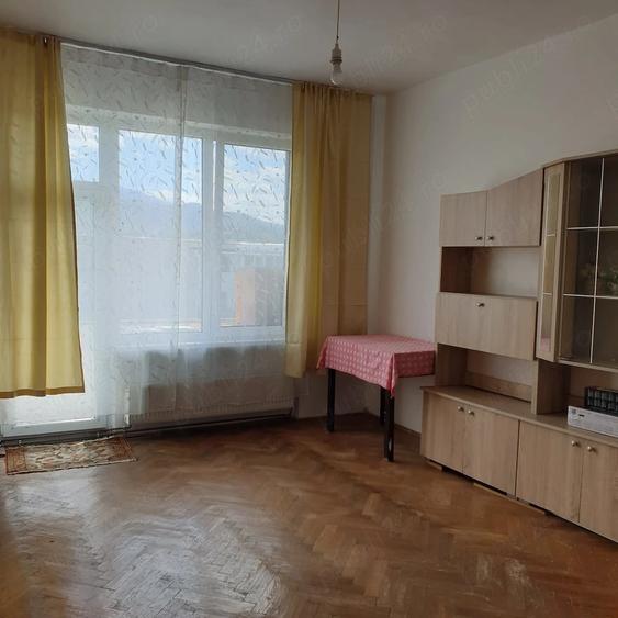 Apartament cu 2 camere decomandat în Tractorul