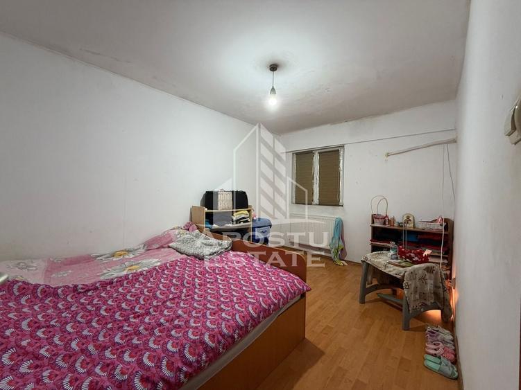 Apartament cu 4 camere decomandat, mobilat în Girocului