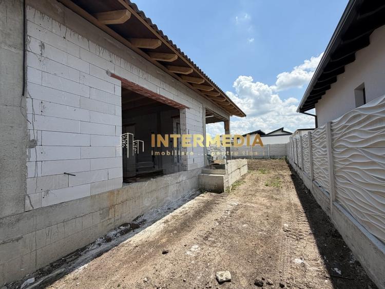 Casă individuală cu 4 camere cu Canalizare în Cetate