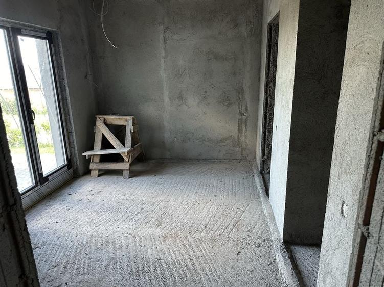 Casă cu 4 camere în Crinț