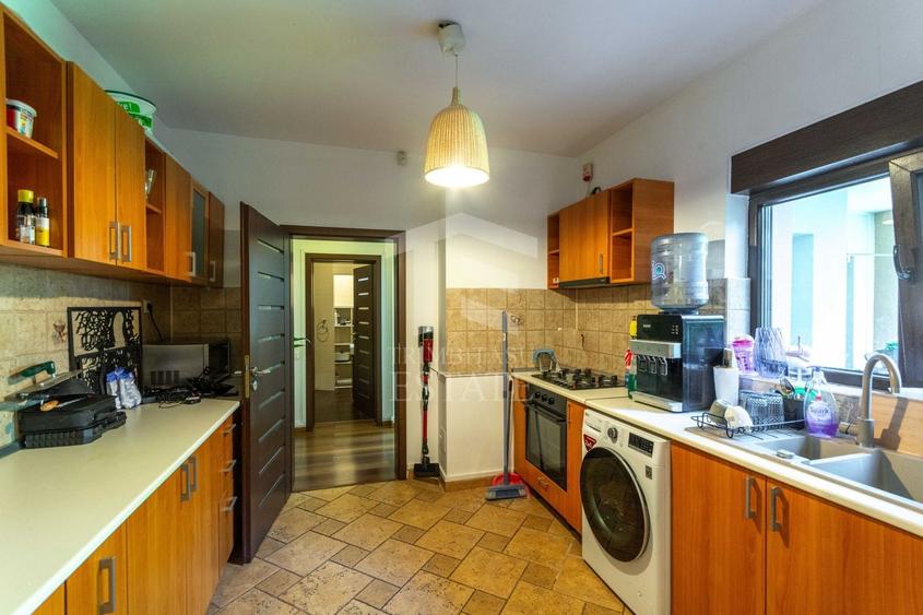 Apartament cu 5 camere semidecomandat în Arcul de Triumf