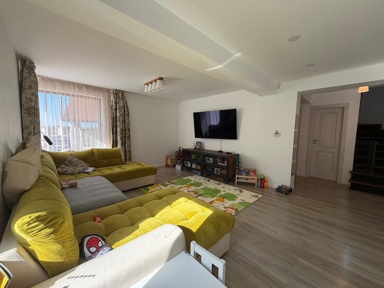 Casă individuală cu 4 camere cu Piscina în Odăi