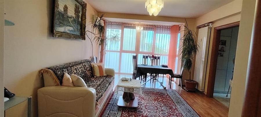 Apartament cu 3 camere semidecomandat în Nufărul