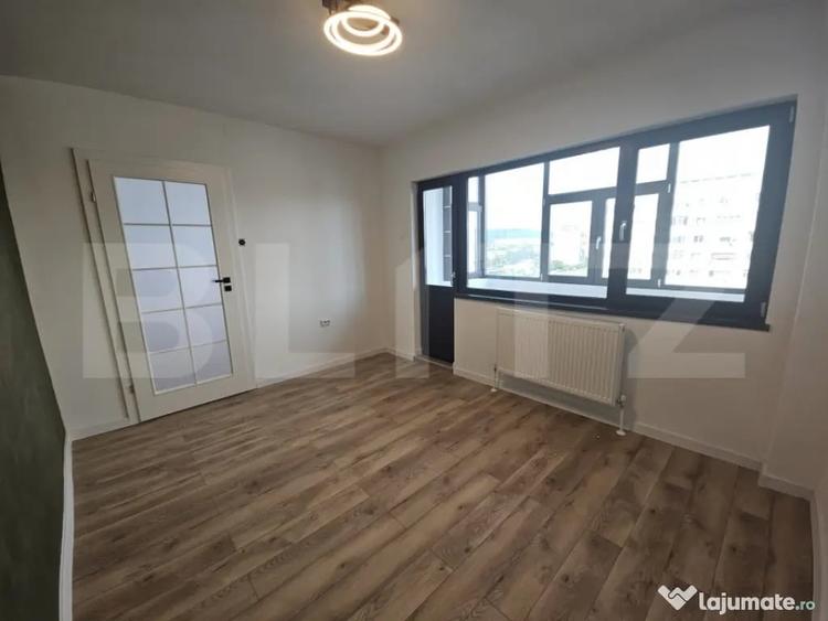 Apartament cu 3 camere semidecomandat în Podu Roș