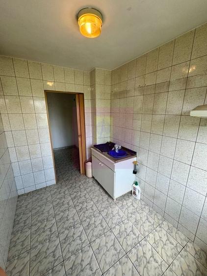 Apartament cu 3 camere semidecomandat în Berceni