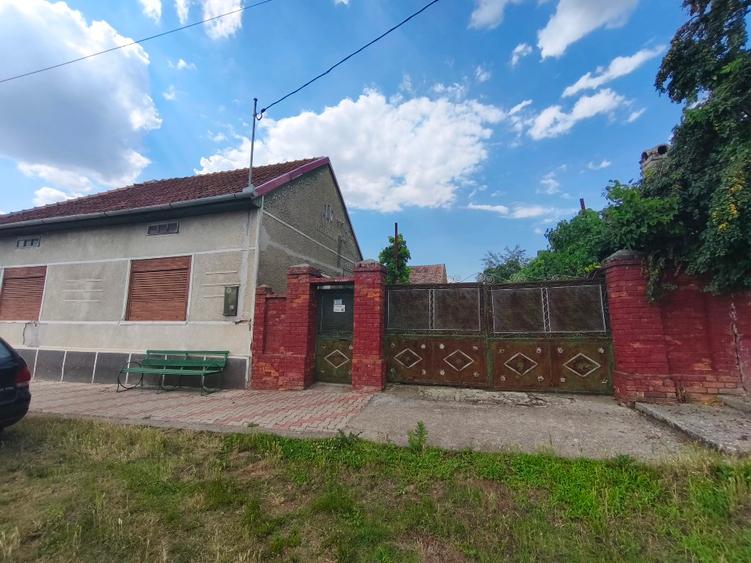 Casa din cărămidă+ teren 1715 mp in Topolovățu Mare  - 1