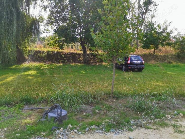 Teren de 400 mp, în Bâcu