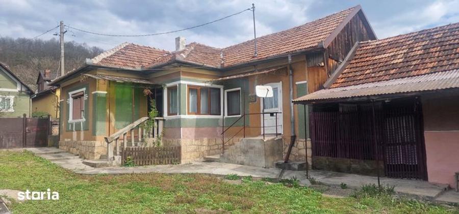 Casă cu 4 camere cu Teren 120 Mp în Almașu