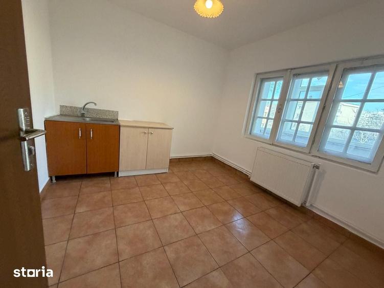 Casă cu 6 camere cu Teren 60 Mp în Vitan