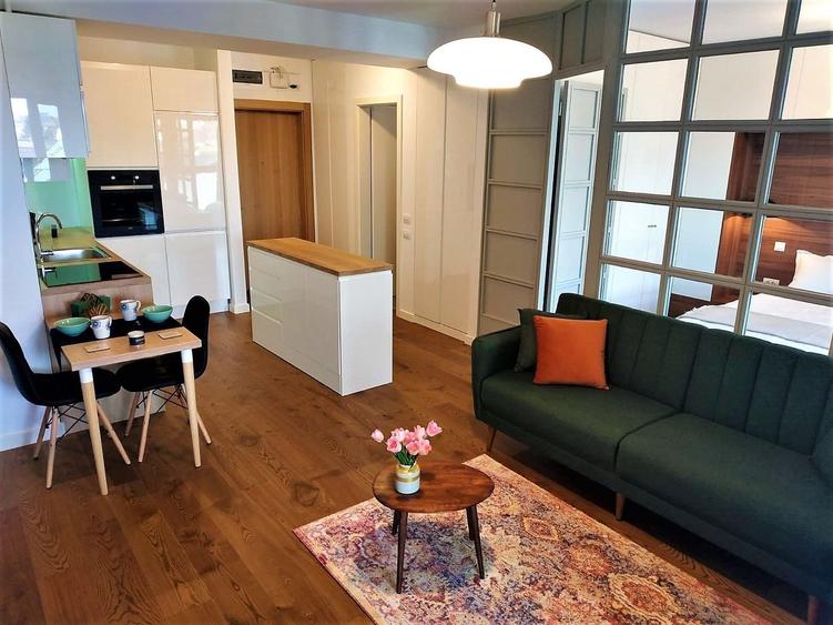 Apartament cu 2 camere semidecomandat, mobilat în Victoriei