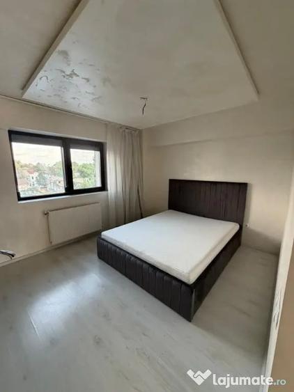 Apartament cu 3 camere semidecomandat în Independenței