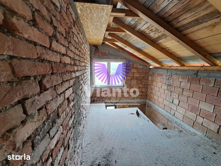 Casă cu 5 camere cu Teren 825 Mp în Roșia