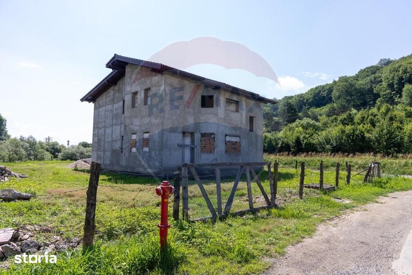 Casă cu 5 camere cu Teren 1000 Mp în Dumbrăvița