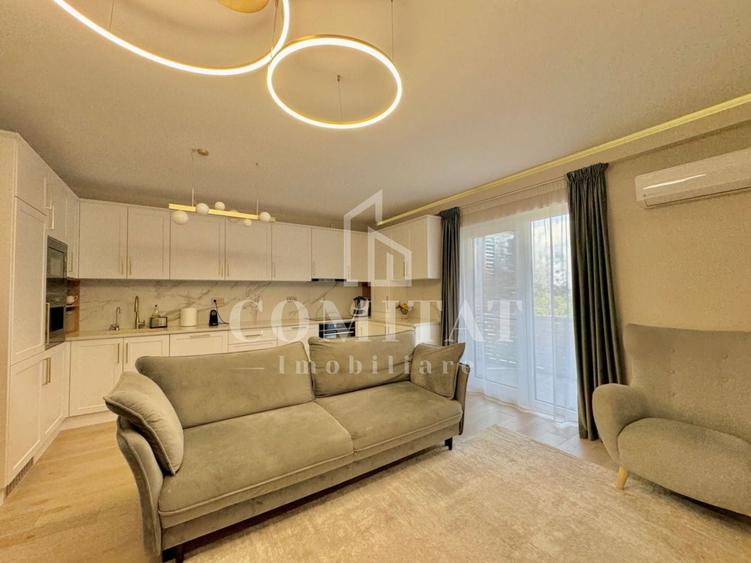 Apartament cu 4 camere semidecomandat, mobilat în Borhanci