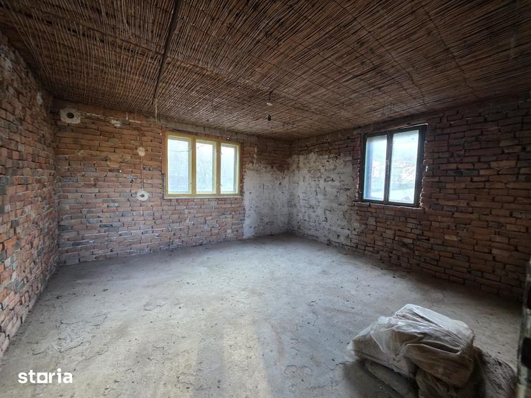 Casă cu 4 camere cu Teren 1887 Mp în Burjuc