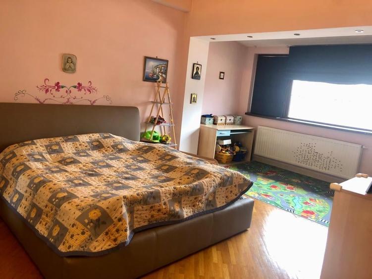 Casă cu 5 camere cu Canalizare în Vatra Luminoasă