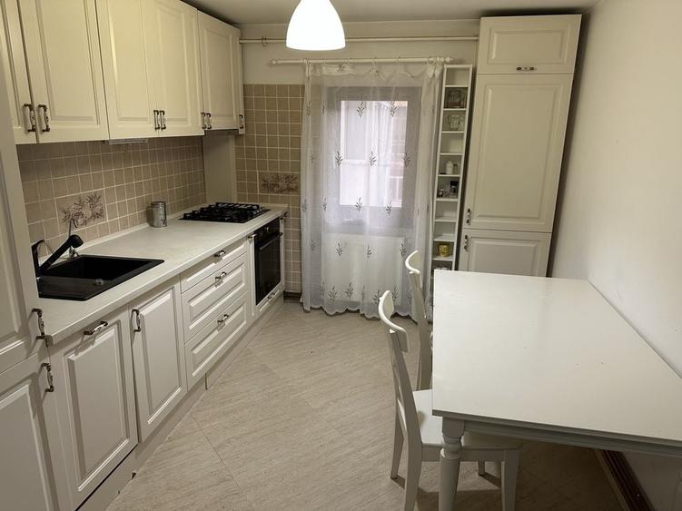 Apartament cu 4 camere decomandat în Rovine