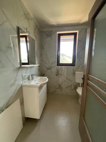 Casă individuală cu 4 camere cu Canalizare în Est