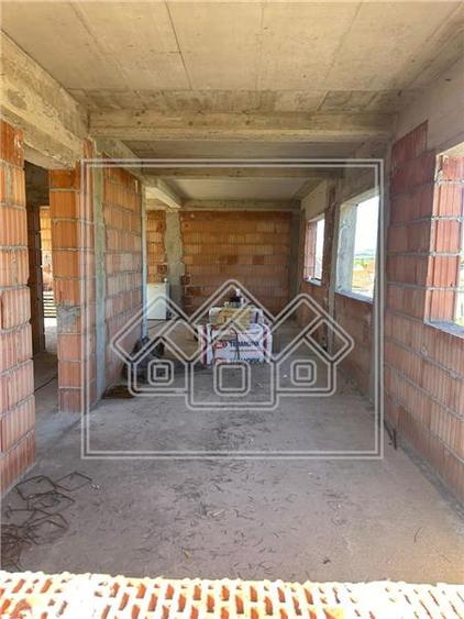 Duplex cu 4 camere cu Canalizare în Șura Mică