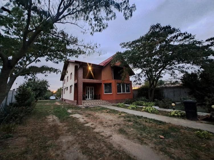 Casă cu 6 camere cu Teren 1300 Mp în Săbăreni