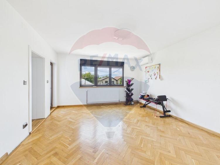 Casă individuală cu 11 camere cu Teren 5134 Mp în Gruiu