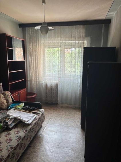 Apartament cu 4 camere semidecomandat în Teiul Doamnei