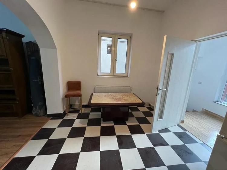 Casă cu 8 camere cu Garaj în Central