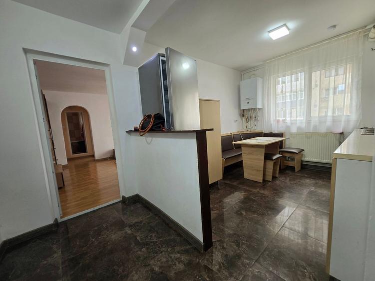 Apartament cu 3 camere semidecomandat, mobilat în Micro 4
