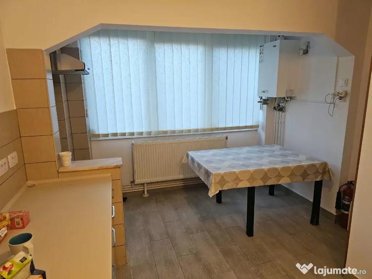 Apartament cu 2 camere decomandat în Tractorul