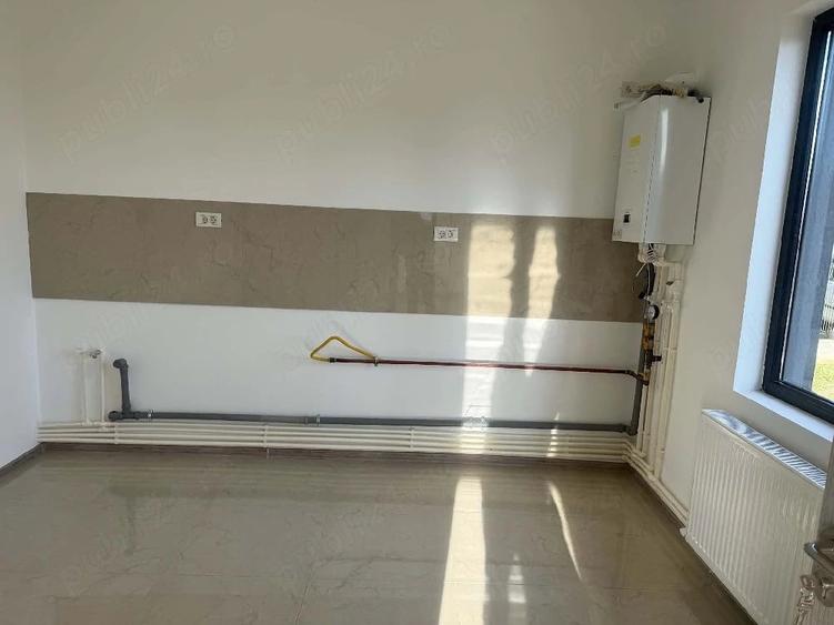 Casă cu 6 camere cu Teren 180 Mp în Lumina