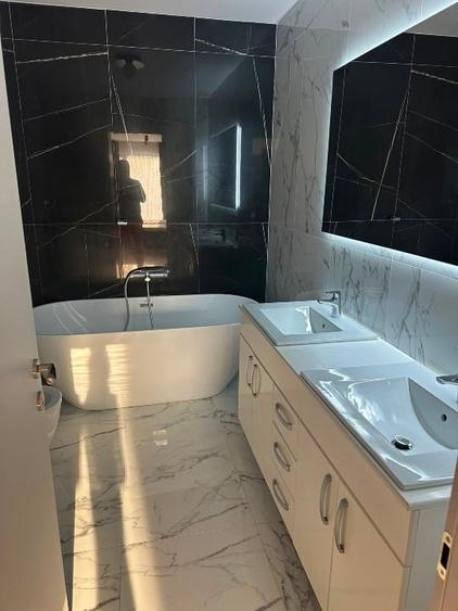 Apartament cu 4 camere semidecomandat, mobilat în Central
