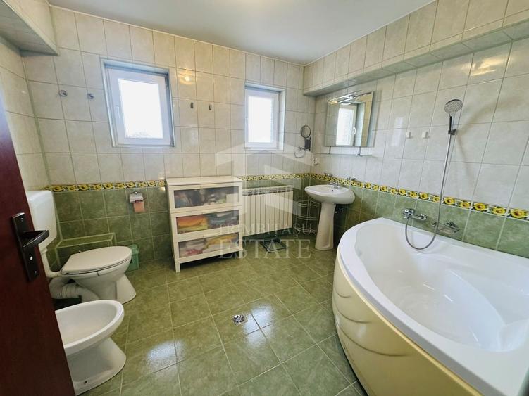 Casă individuală cu 5 camere cu Canalizare în Central