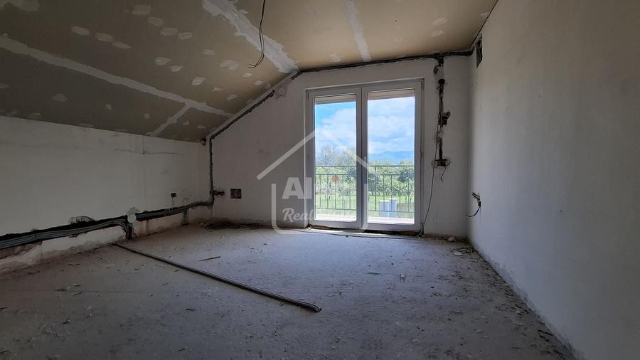 Duplex cu 4 camere cu Canalizare în Cărpiniș
